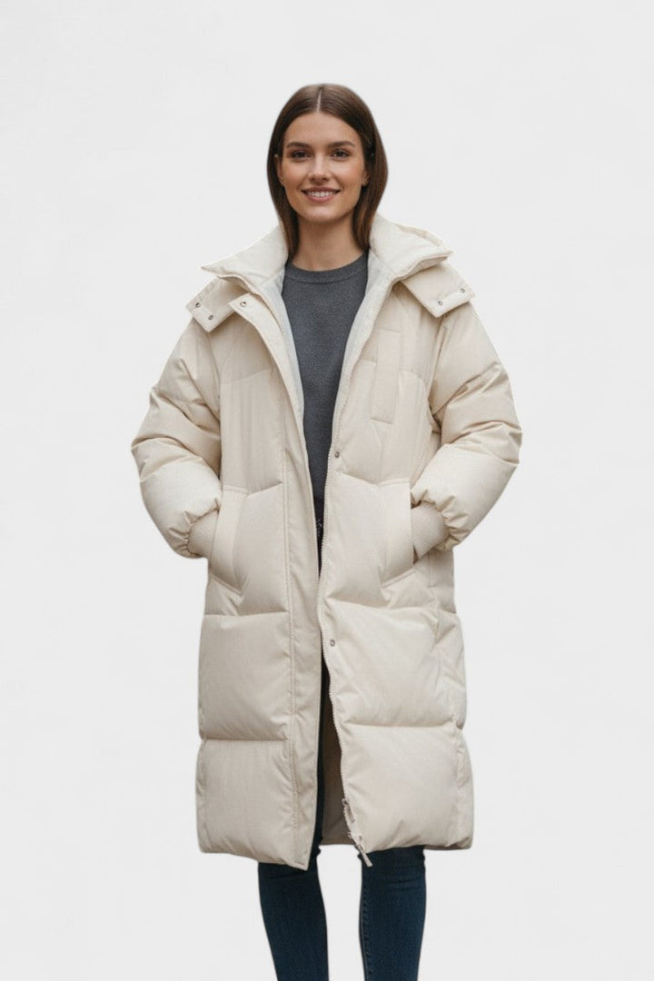Moderigtig pelsjakke til kvinder med hætte. Elegant dansk design, varm vinterjakke.
