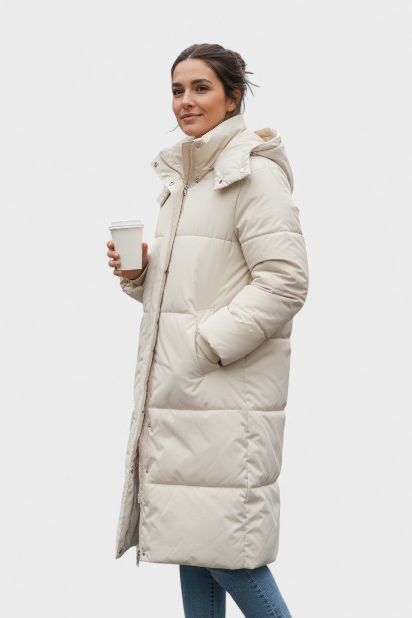 Alsidig kvinders pelsjakke med hætte. Elegant, varm vinterjakke til modebevidste.