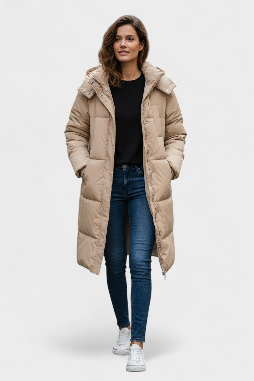 Elegant pelsjakke til kvinder med hætte. Varm, stilfuld vinterjakke. Komfortabelt overtøj.