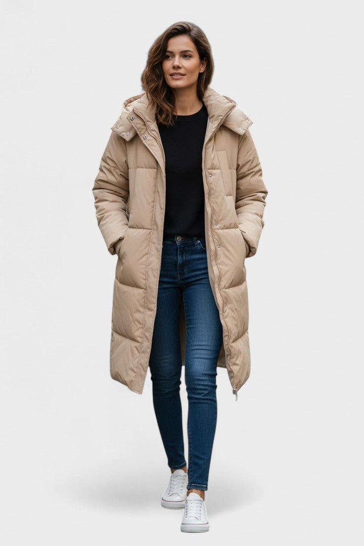 Elegant pelsjakke til kvinder med hætte. Varm, stilfuld vinterjakke. Komfortabelt overtøj.