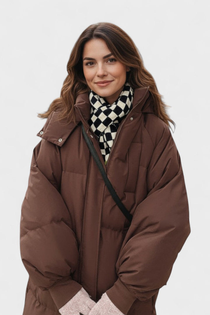 Luksuriøs pelsjakke til kvinder med hætte. Elegant, varm og komfortabel vinterjakke.