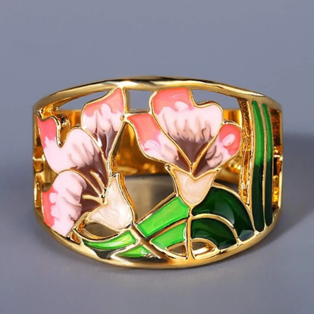 Elegant kvinders retro guldfarvet emaljeblomst-ring. Unikt vintage blomsterdesign, perfekt smykke til kvinder.