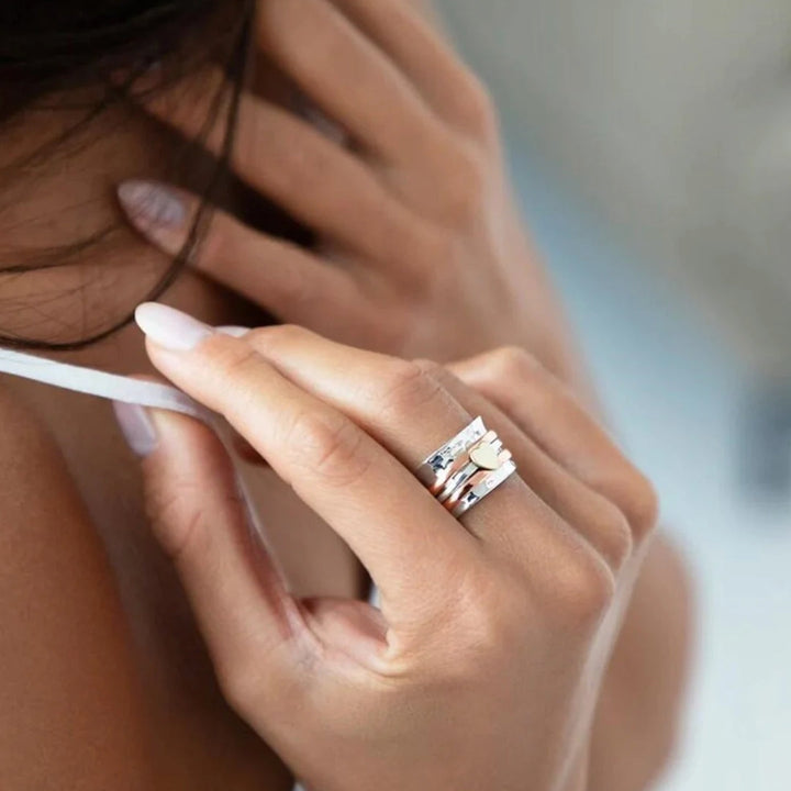Dansk design roterende hjertering til kvinder. Tidløs og elegant fingerring, en unik gaveidé for stresslindring.