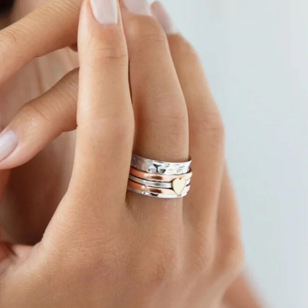 Stilfuld kvindering med roterende hjerte, ideel som fidget ring og et elegant smykke. Unik og komfortabel fingerring.