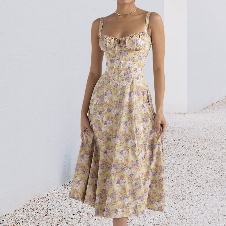 Elegant kvinders empire-sommerkjole. Lang, farverig kjole med detaljerede print, perfekt til en solrig dag.
