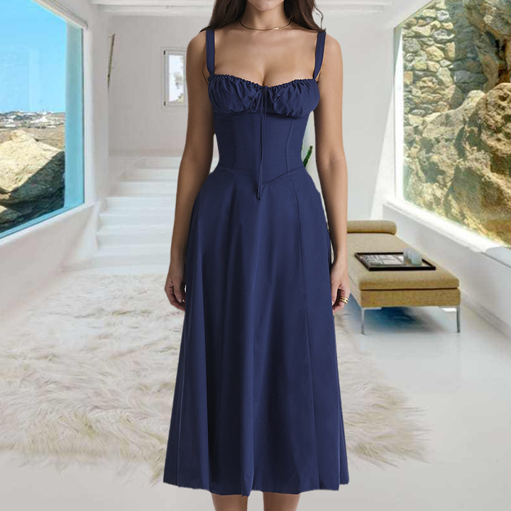 Farverig og elegant kvinders sommerkjole i one-size. En smuk printet kjole, perfekt som festkjole eller til hverdagsbrug.