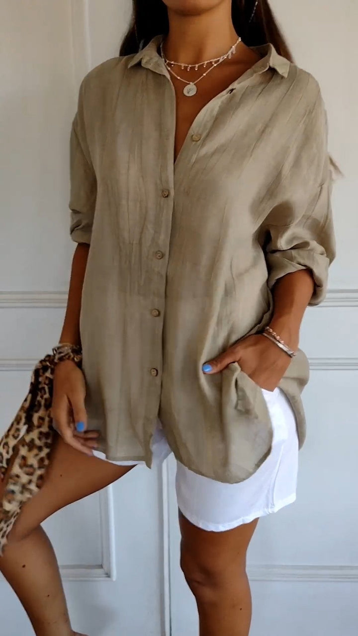 Stilfuld kvinders sommerskjorte. En elegant og behagelig toppe til moderne dame mode.