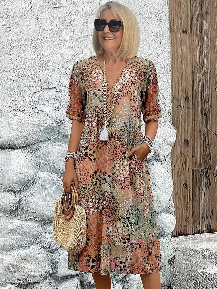 Elegant kvinders vibrerende midi-kjole med V-hals, perfekt til fest eller sommer.