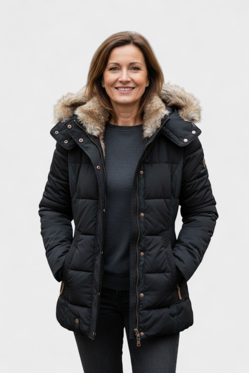 Elegant kvindevinterfrakke med luksuriøst pelsfor og klassisk snit, perfekt til kolde dage.