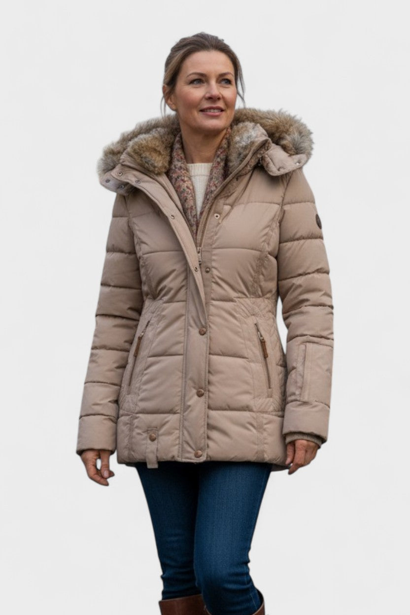Inderside af varm kvindevinterfrakke med detaljer af det luksuriøse pelsfor.