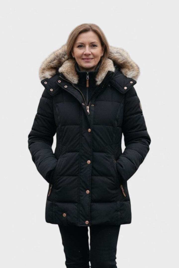 Nærbillede af det bløde, luksuriøse pelsfor i en varm kvindevinterfrakke.