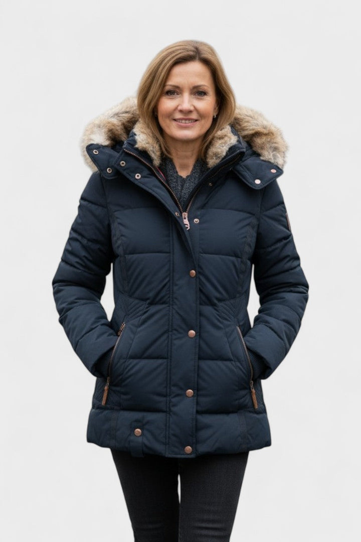 Komfortabel kvindefrakke med luksuriøst pelsfor, designet for varme og velvære.