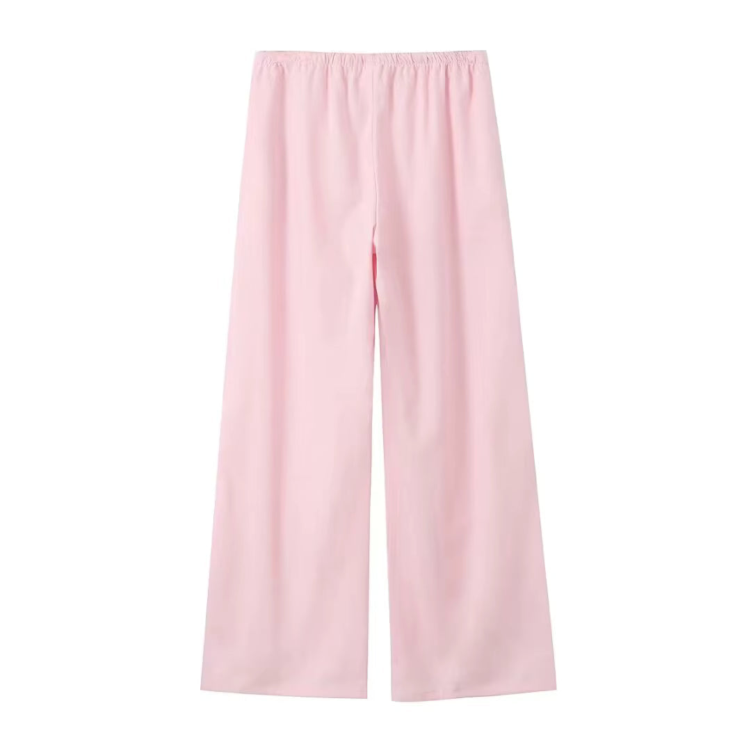 Kvinde pantsuit i elegant, løs pasform med vide ben. Komfortabelt sæt, perfekt til både arbejde og fest.