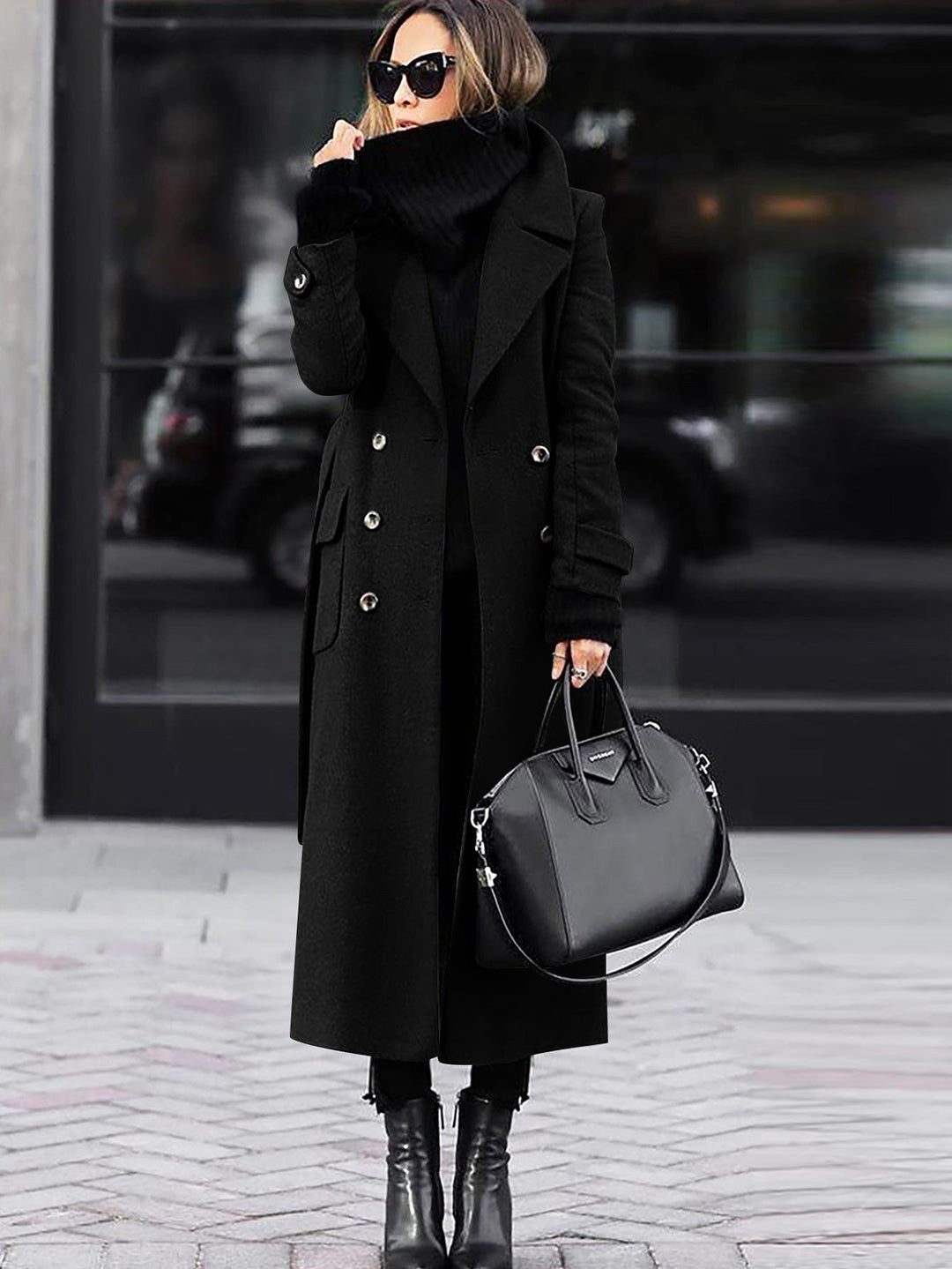 Stilfuld ydre beklædning: Lang elegant dame vinterjakke med knapper, perfekt til den modebevidste kvinde.