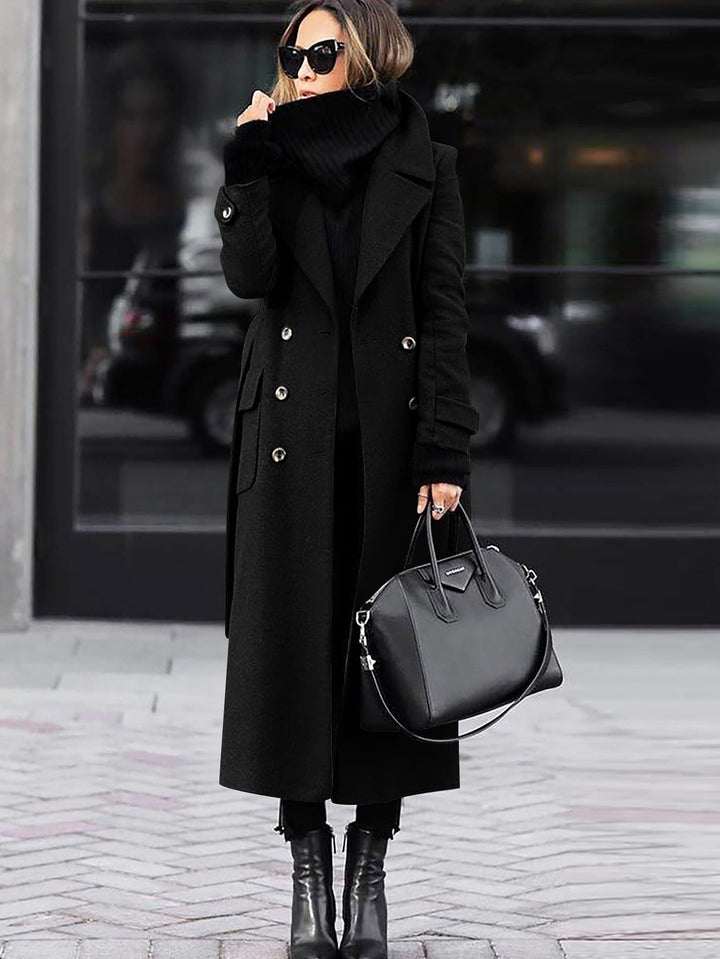 Stilfuld ydre beklædning: Lang elegant dame vinterjakke med knapper, perfekt til den modebevidste kvinde.