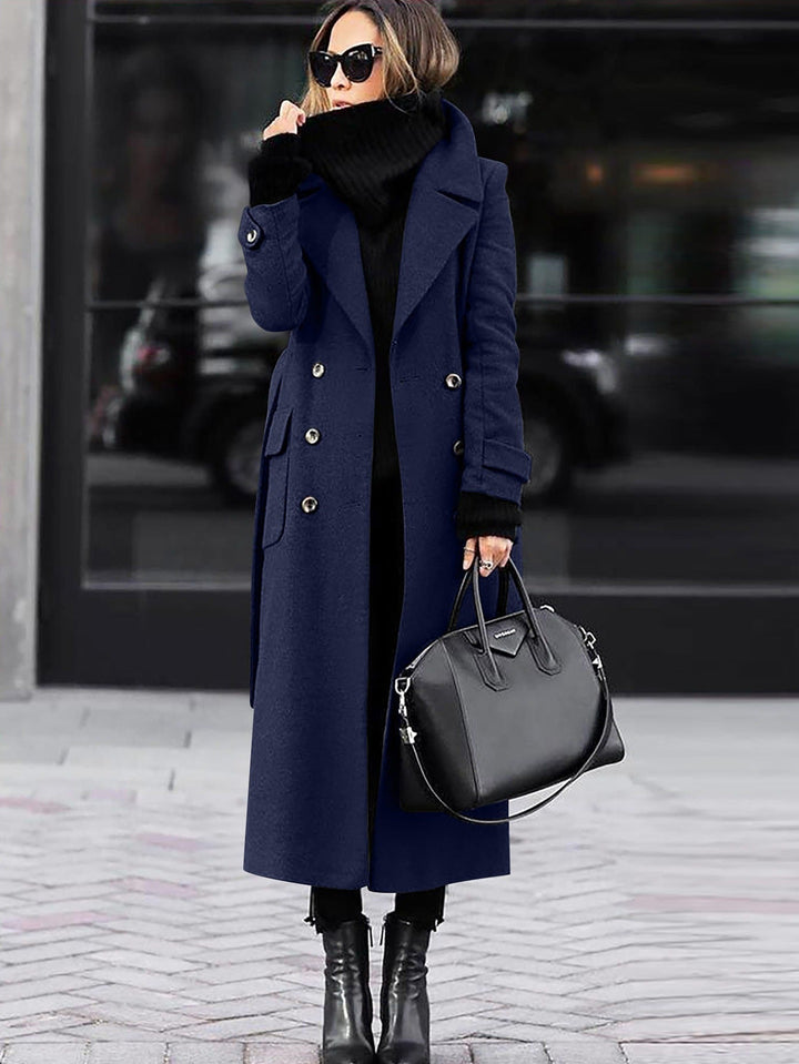 Dame vinterfrakke i elegant og lang model med knaplukning. Stilfuld og varm klassisk frakke til kvinder.
