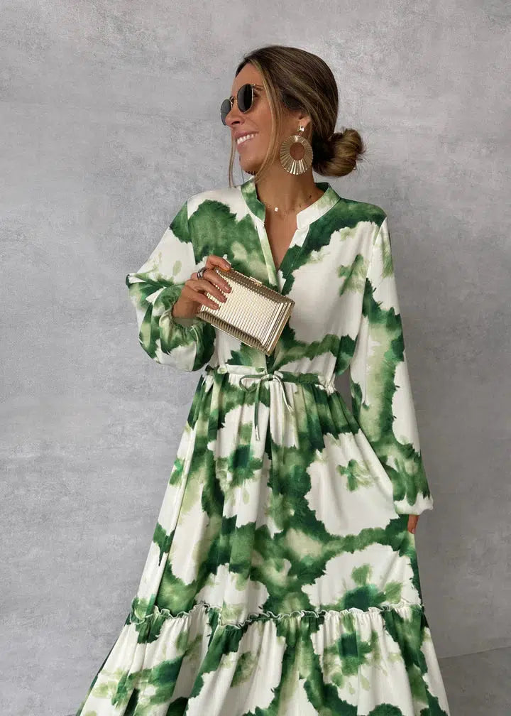 Elegant lang damekjole med grønt botanisk print, perfekt til sommer og fest. Stilfuld og komfortabel.