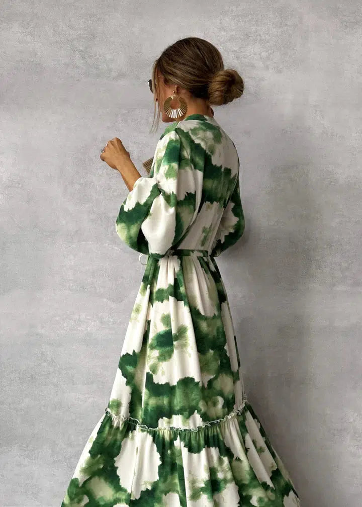 Stilfuld lang grøn printkjole til damer, ideel som hverdagskjole eller elegant festkjole.