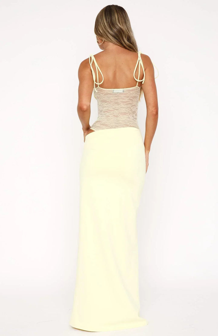 Kvinders lange sommerkjole med blonder og elegante snørestropper, figursyet og stilfuld.