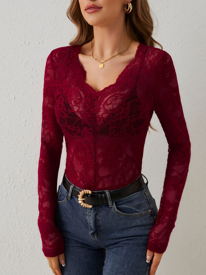 Sensuel sort blonde bluse til damer med lang ærme og dyb V-udskæring. Moderne, elegant aftenbluse.