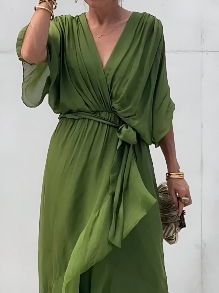 Tidløs elegant lang damekjole. En perfekt sommerkjole der kombinerer stil og komfort.