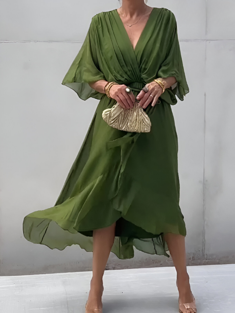 Luftig og moderne lang sommerkjole. Denne elegante damekjole er ideel til en chic sommerstil.