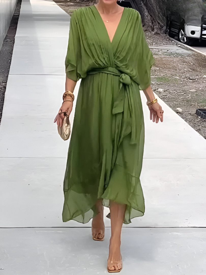 Dame lang elegant sommerkjole. Perfekt til varme dage, tilbyder stil og uovertruffen komfort.