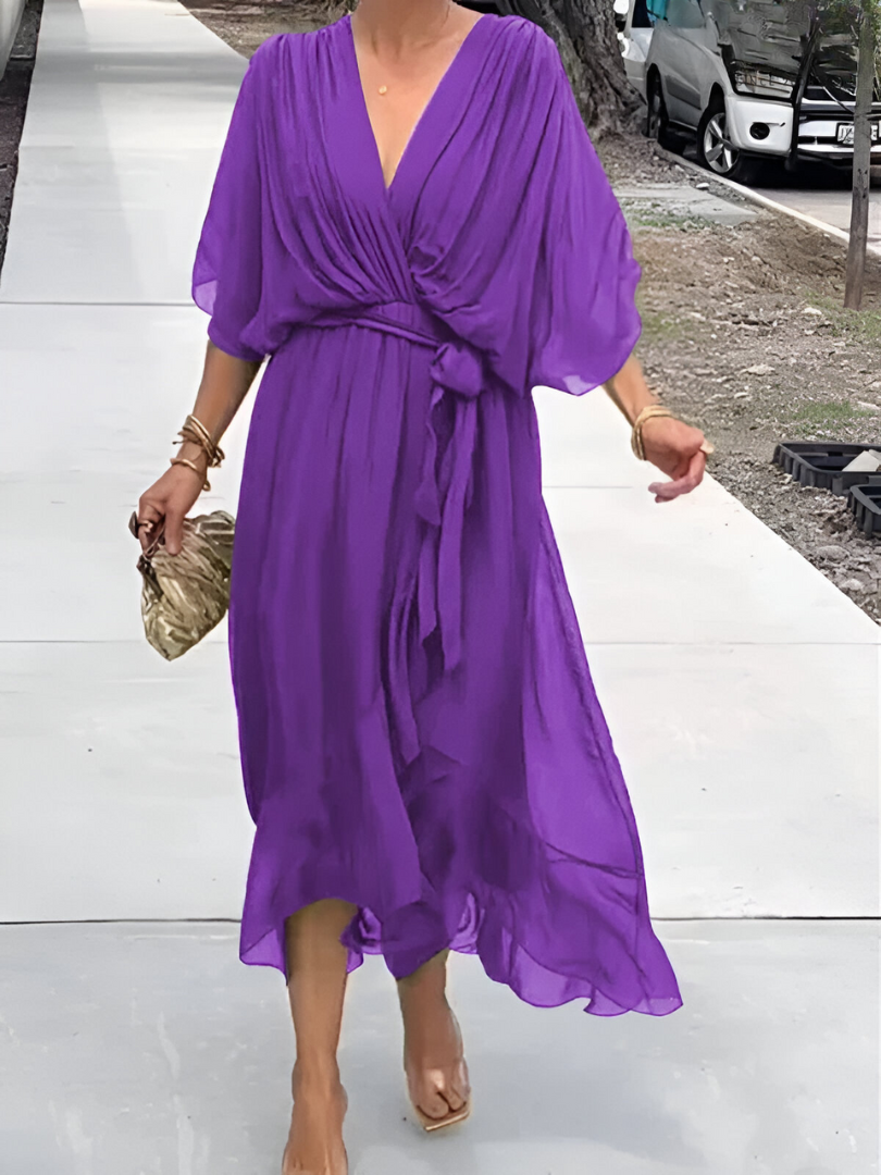Trendy dame sommerkjole. Den lange elegante kjole er et must-have til forårs- og sommermode.