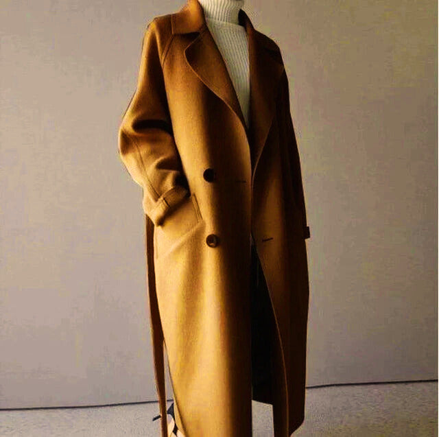 Stilfuld lang damefrakke til vinter. Elegant overtøj til kvinder, en varm vinterfrakke for modebevidste.