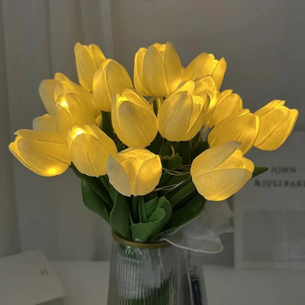 Elegant LED bordlampe med blomsterdesign i gul og hvid. Perfekt som dekorativt stemningslys til boligindretning.