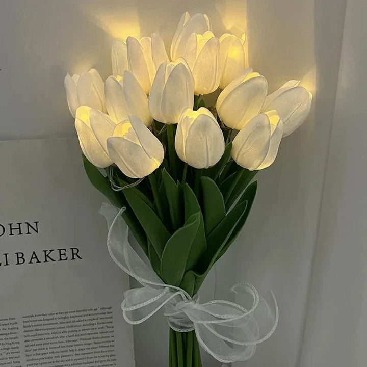 Dekorativ LED bordlampe med smukt blomsterdesign. Giver elegant stemningslys til moderne boligindretning.
