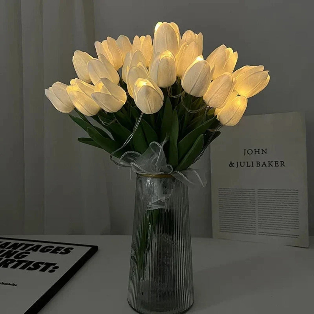 LED bordlampe i hvid/gul med stilfuldt blomsterdesign. Skaber varmt hyggebelysning som lysdekoration indendørs.