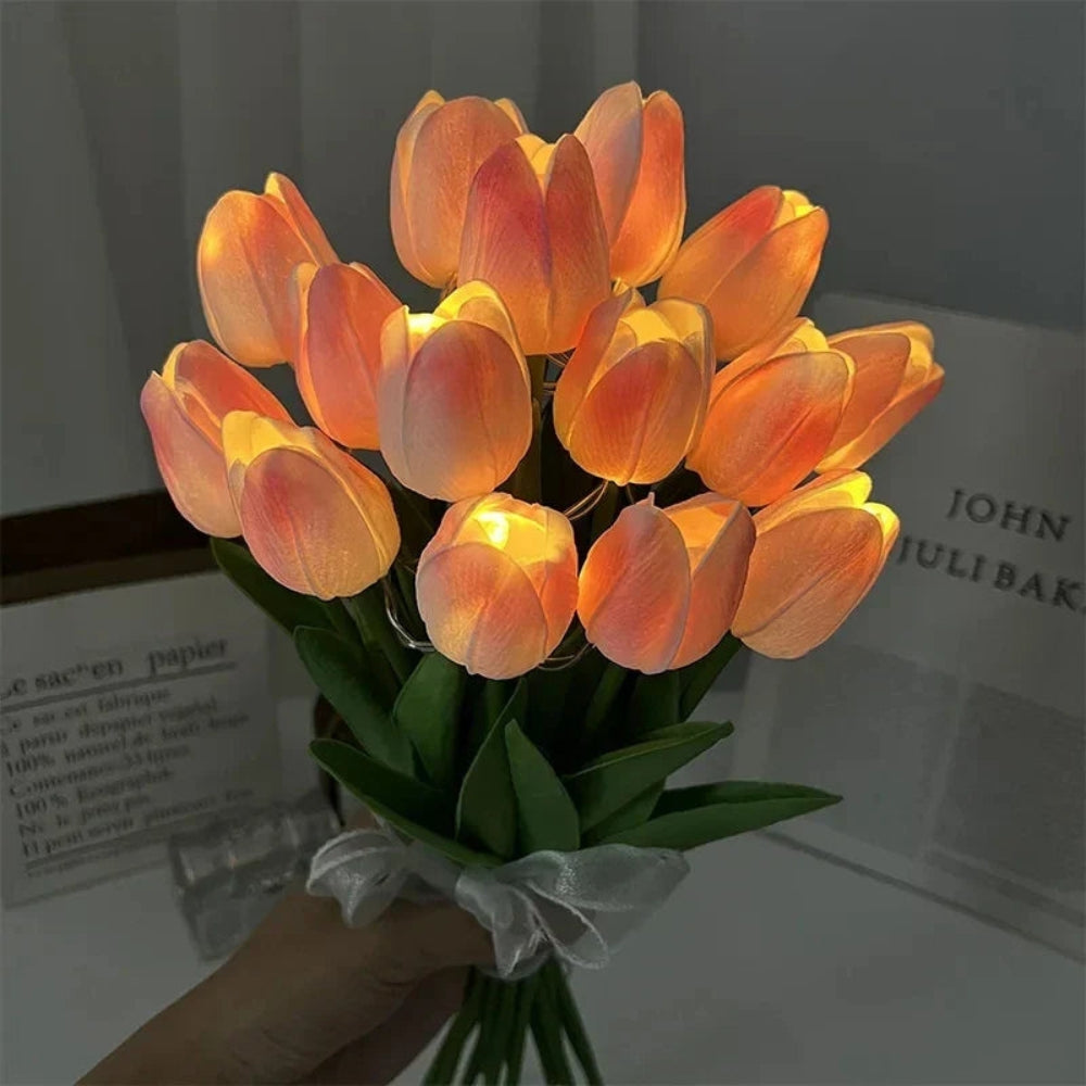 Unik LED bordlampe med elegant blomsterdesign i lyserød, gul, hvid. Ideel til stemningsfuld boligindretning.