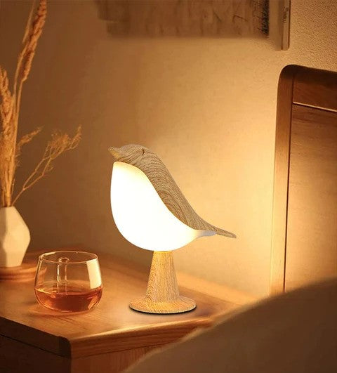 Elegant LED-bordlampe, trådløs og genopladelig, med justerbar lysstyrke og trælook.