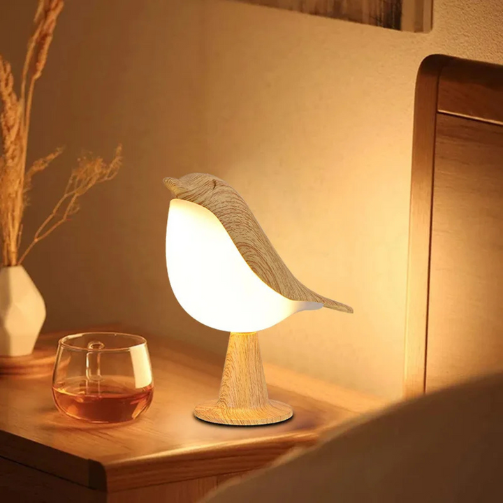 Dæmpbar LED-trælampe, genopladelig og trådløs. Skaber hyggelig stemning i hjemmet.