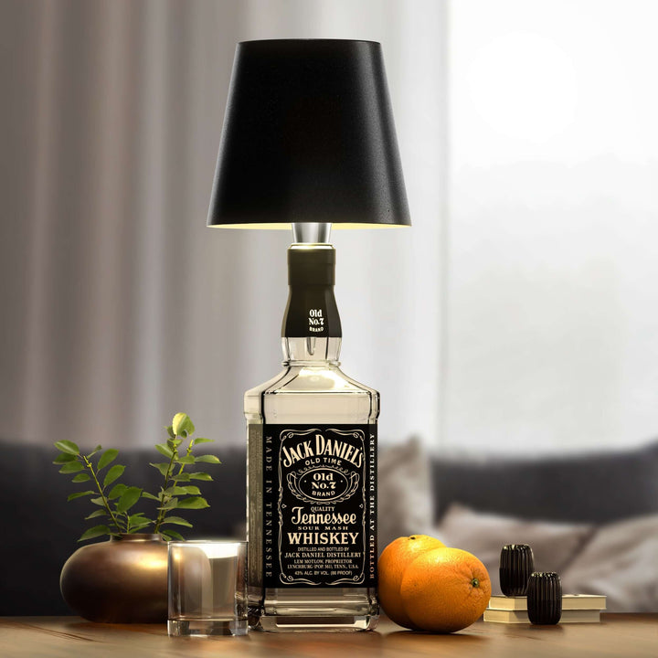 Elegant LED flaskelampe til genbrugsflasker, skaber stemningsfuld bordbelysning.