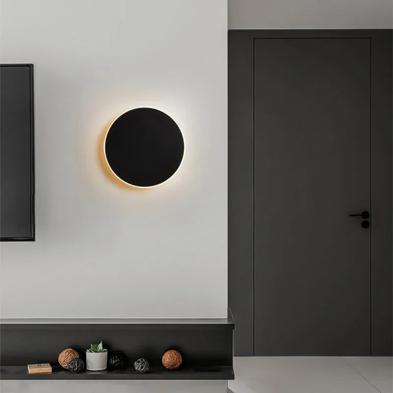 Indendørs LED væglampe. Rund form, moderne belysning som et minimalistisk element.
