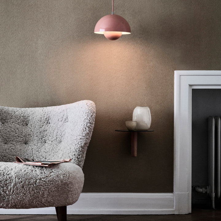 Grøn elegant loftslampe. Stilfuld pendel for hyggelig belysning og moderne boligindretning.