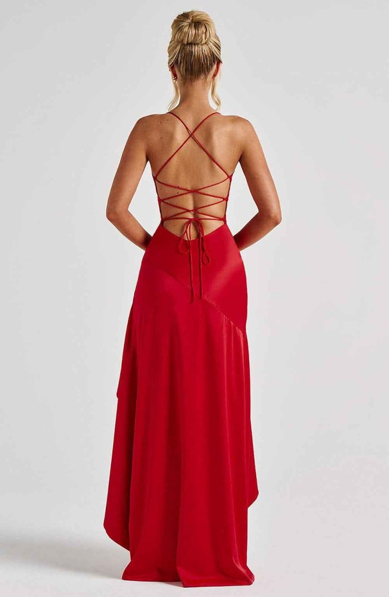 Elegant maxikjole med flæser. En smuk damekjole, ideel som aften- eller sommerkjole.