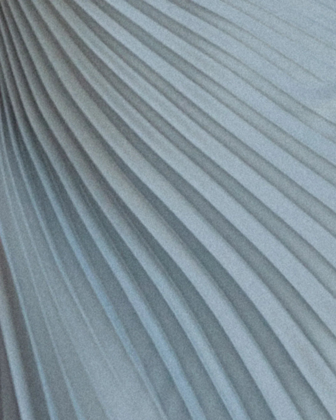 Stilfuld blå satin aftenkjole til kvinder. Elegant plisseret lang kjole med én skulder, perfekt til galla & fest.