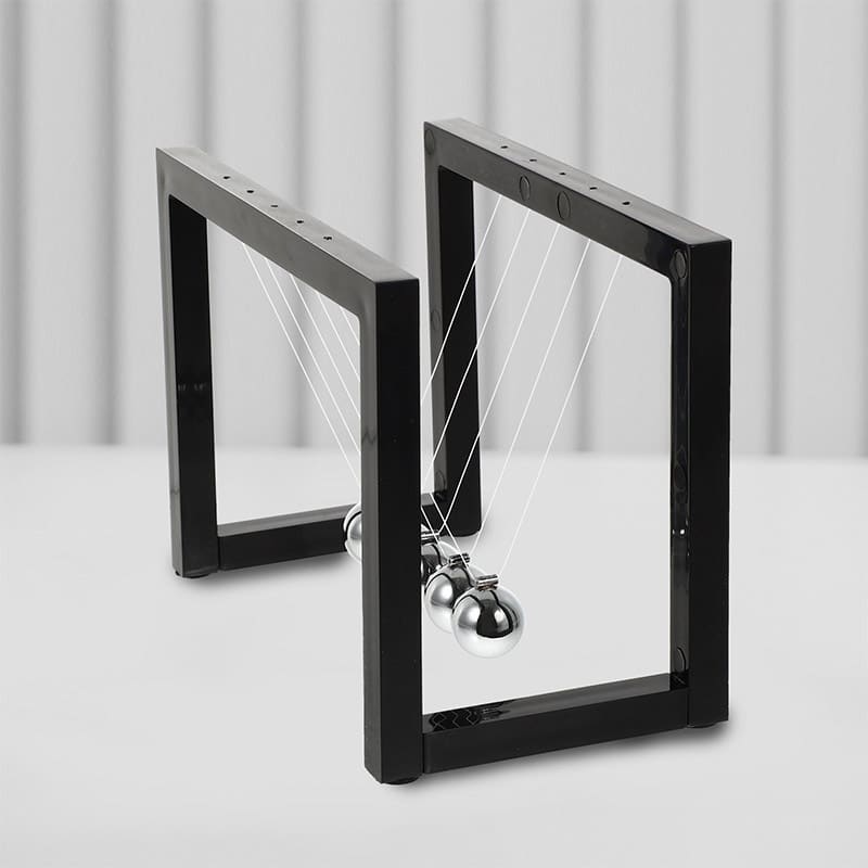 Flot Newton pendul som skrivebordsdekoration, perfekt gaveide for fysikentusiaster og moderne kontorindretning.