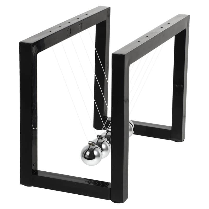Sort og hvid Newton pendul med svingende metalkugler, fysik model og stilfuld skrivebordsudsmykning.