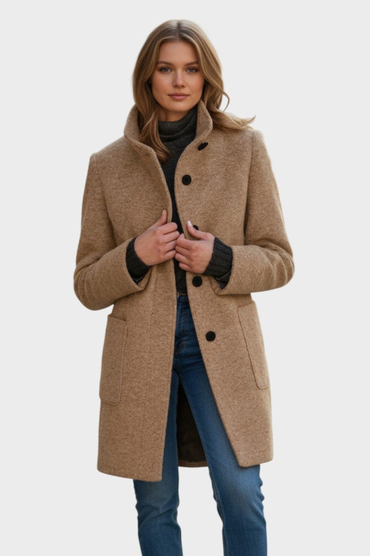 Elegant nordisk damejakke i tidløs stil og høj kvalitet. Perfekt overtøj til vinter og efterår.