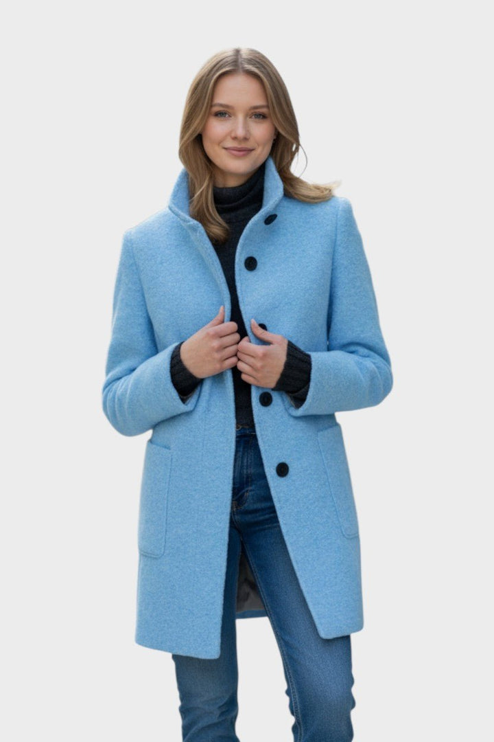 Alsidig nordisk damejakke. Elegant overtøj for både vinter og efterår, med stil og komfort.