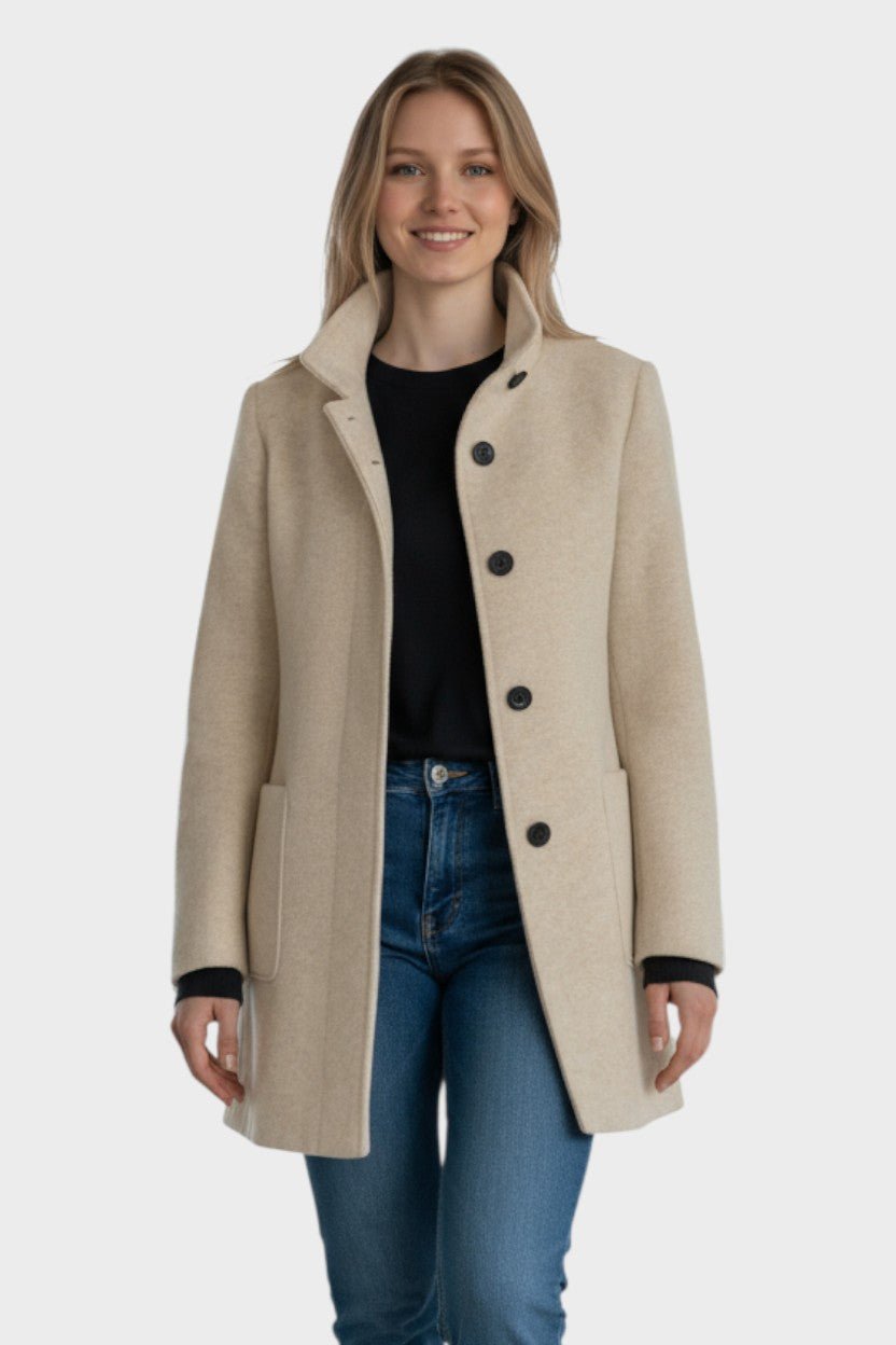 Dame i elegant nordisk jakke. Stilfuldt overtøj med komfort og klassisk mode til alle anledninger.