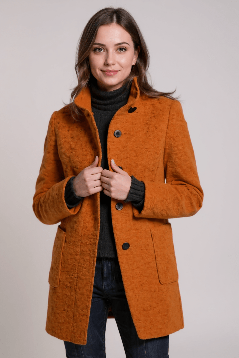 Profilbillede af dame i eksklusiv nordisk jakke. Elegant stil og tidløs mode med komfort.