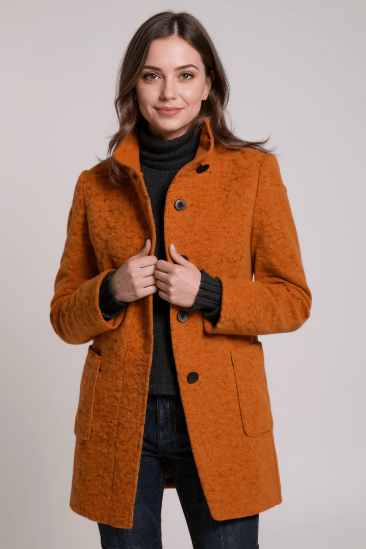 Profilbillede af dame i eksklusiv nordisk jakke. Elegant stil og tidløs mode med komfort.