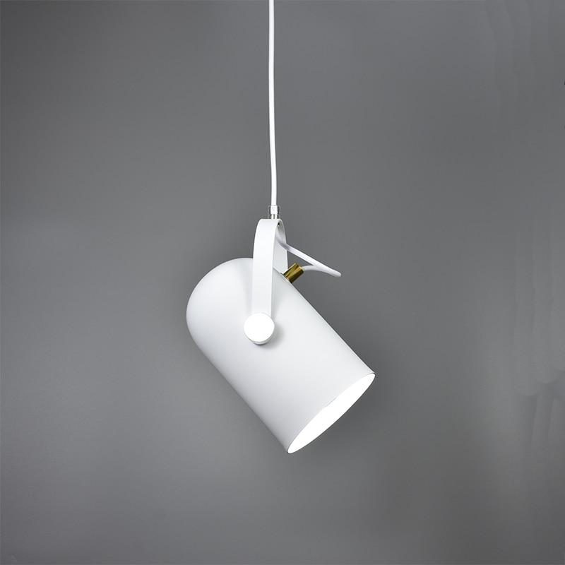 Nordisk LED pendellampe med justerbar vinkel, tændt. Skaber varmt, fokuseret lys & moderne atmosfære.