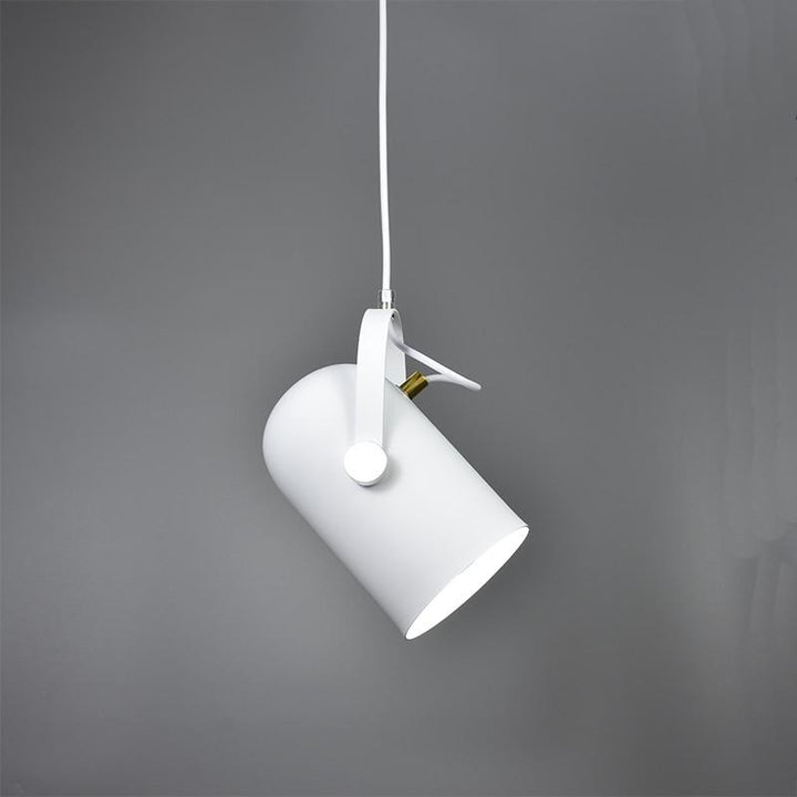 Nordisk LED pendellampe med justerbar vinkel, tændt. Skaber varmt, fokuseret lys & moderne atmosfære.