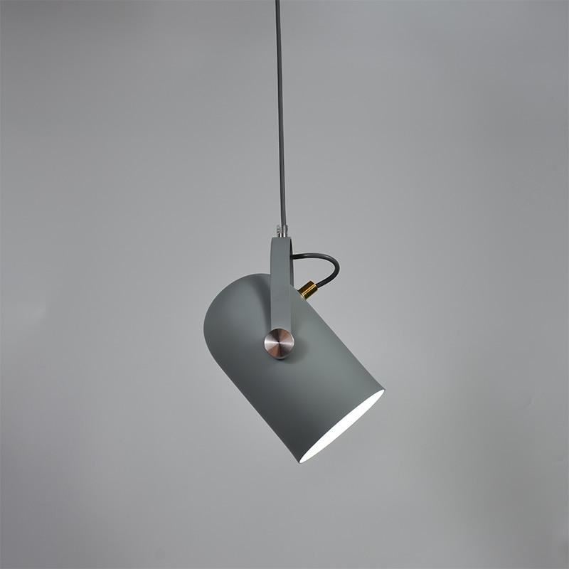 Justerbar LED pendellampe i nordisk design over et spisebord. Ideel til stilfuld & funktionel belysning.